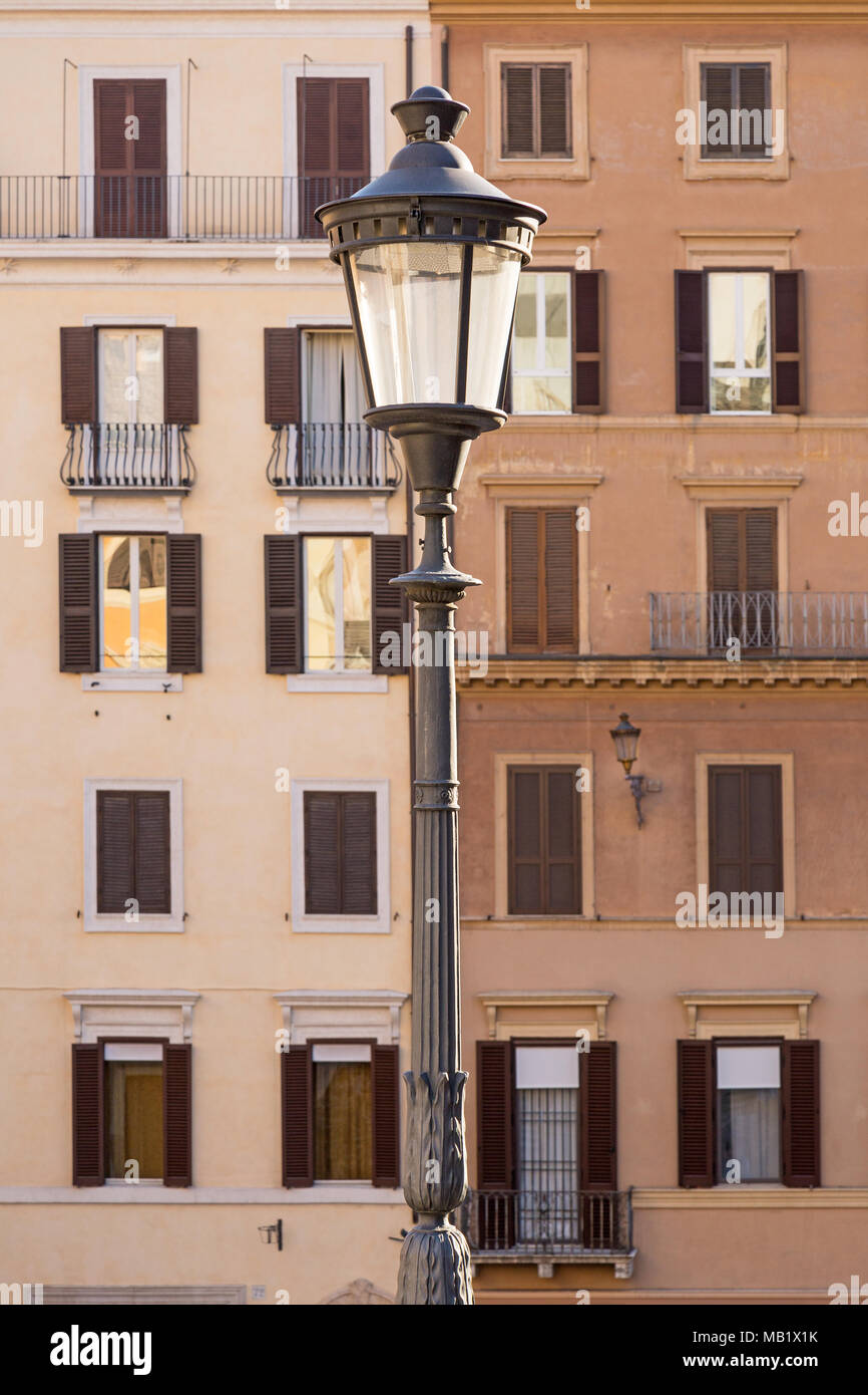 Eine Straßenlaterne auf der Spanischen Treppe, der Piazza di Spagna, Rom, Italien. Die Farben für den Hintergrund Gebäude hat mich an die Wahl zwischen Weißen denken Stockfoto