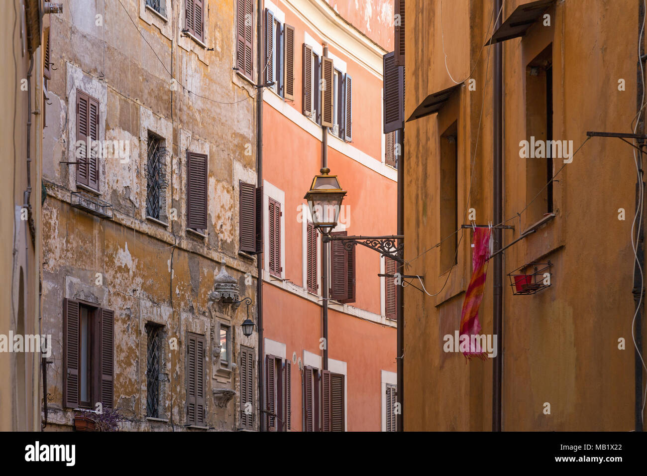 Suchen zwischen den Gebäuden in Trastevere in Rom, Italien. Ein roter Schal steht symbolisch für die Waschanlagen, zwischen Apartments in zu hängen Stockfoto