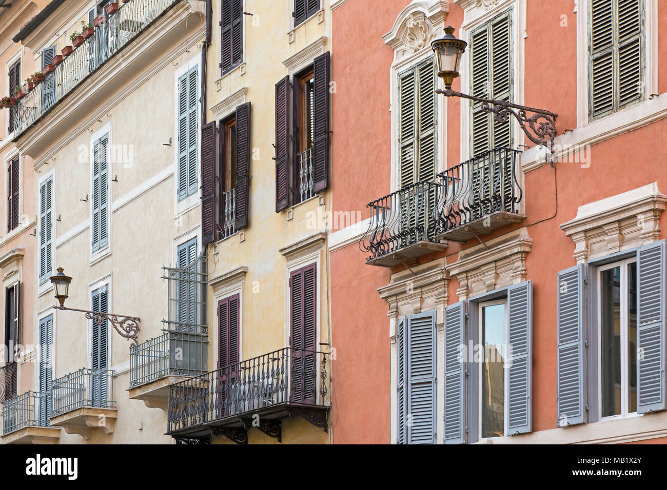 Balkonen und Fenstern auf die bunten Gebäude an der Piazza di Spagna, Rom, Italien gefunden. Stockfoto