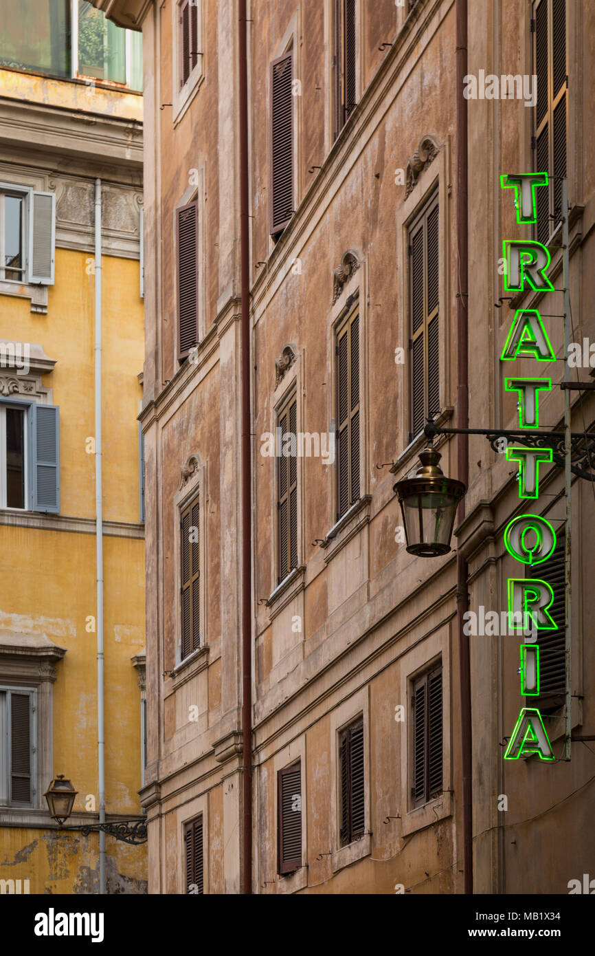 Ein Grüner Neon Trattoria Zeichen über ein italienisches Restaurant in einem Gebäude in Rom, Italien. Stockfoto