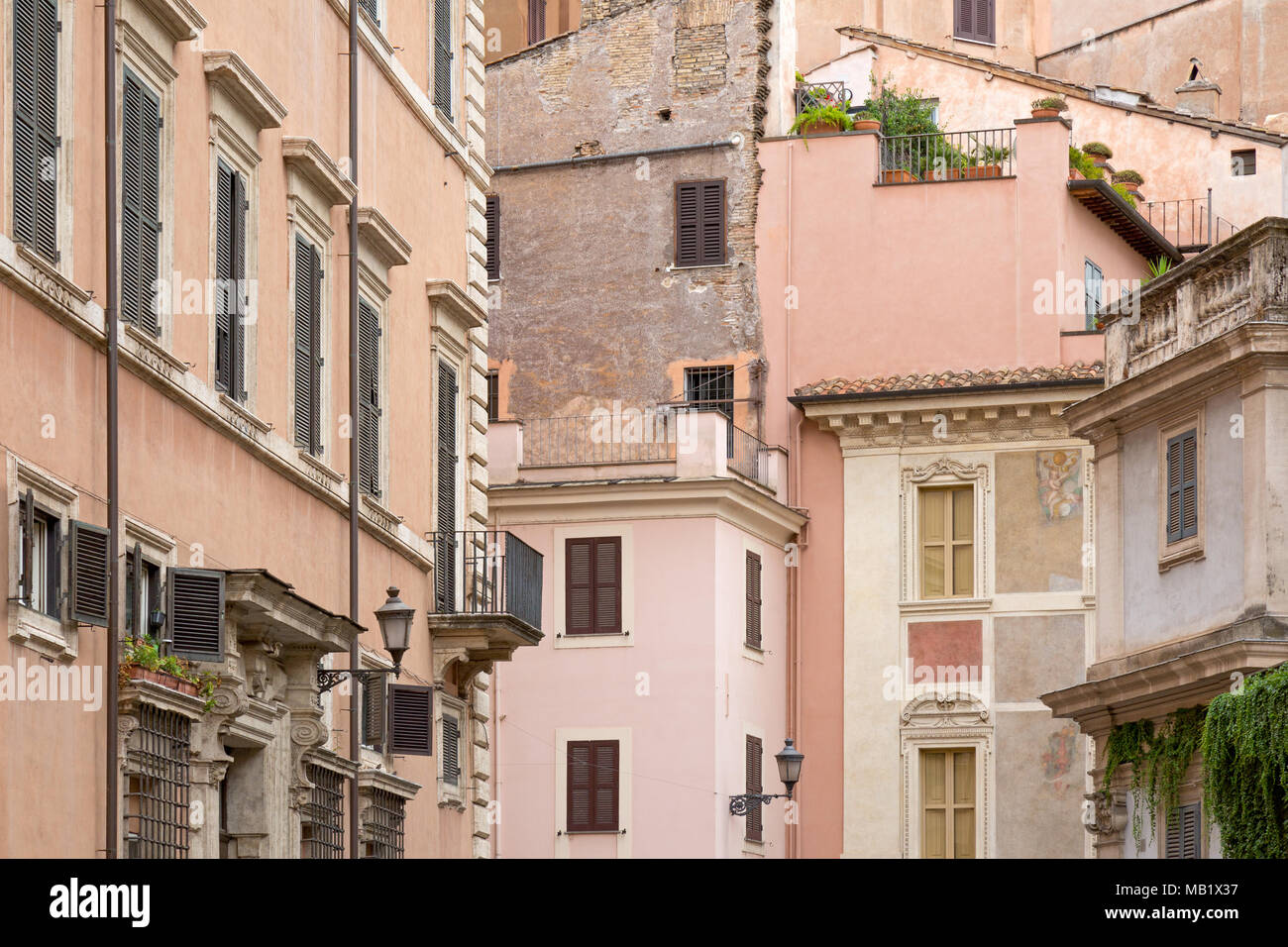 Altstadt Gebäude in den Straßen von Rom, Italien, in der Nähe des Pantheon. Einige wurden vor kurzem renoviert und haben Gemälden auf ihnen. Stockfoto