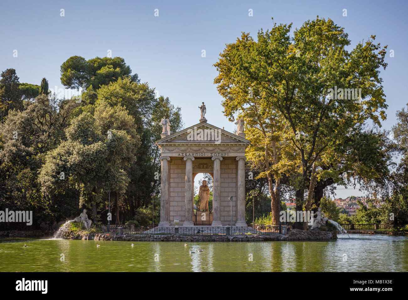 Der Tempel von Esculapio mit Brunnen Häuser eine Statue von Aesculapius, ein griechischer Gott der Medizin. Es ist auf einer künstlichen Insel in einem See entfernt Stockfoto