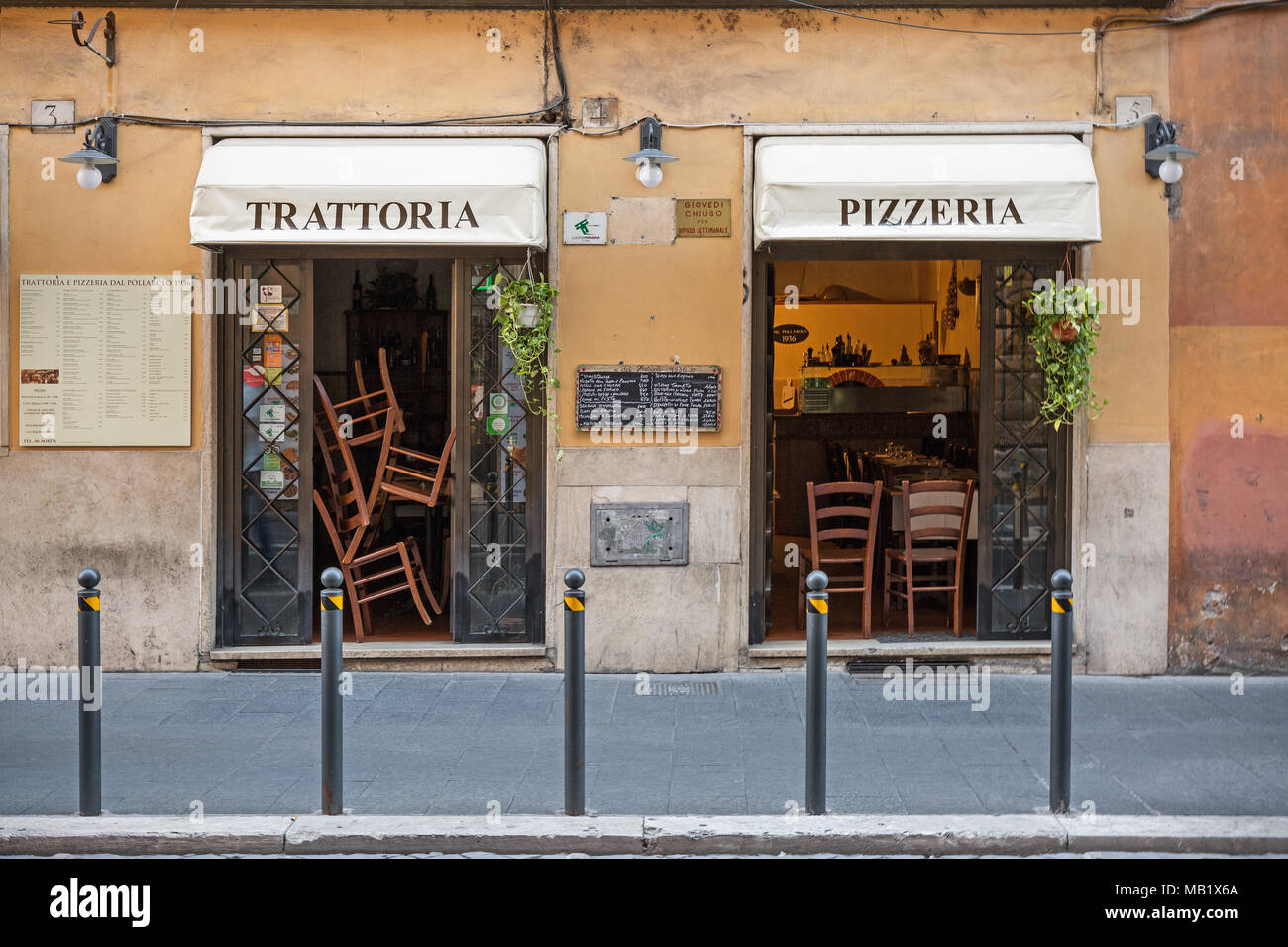 Die Außenseite einer Trattoria und Pizzeria oder Restaurant Pizzeria in der Nähe der Piazza del Popolo in Rom, Italien, mit Stühlen in der Tür und Menüs an der Wand. Stockfoto