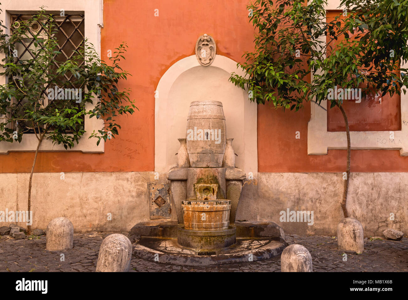 Öffentliche Brunnen, bekannt als Nasoni, sind eine willkommene Funktion in Rom, insgesamt sind es 2500, die ersten 20 wurden 1874 installiert in der Trastev Stockfoto