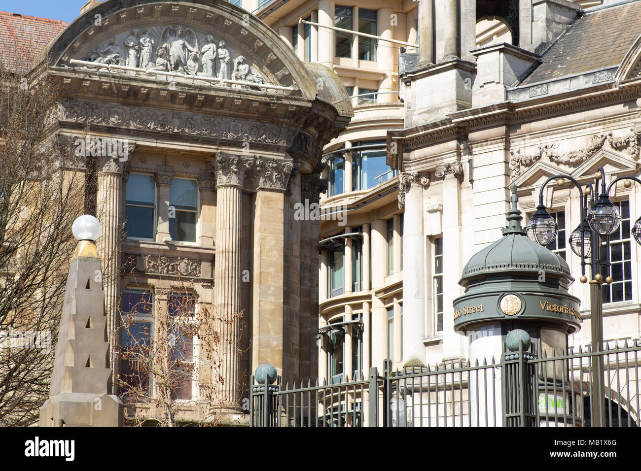 Architektur, Fechten, Statuen, in und um den Victoria Square im Zentrum von Birmingham, England, Großbritannien Stockfoto