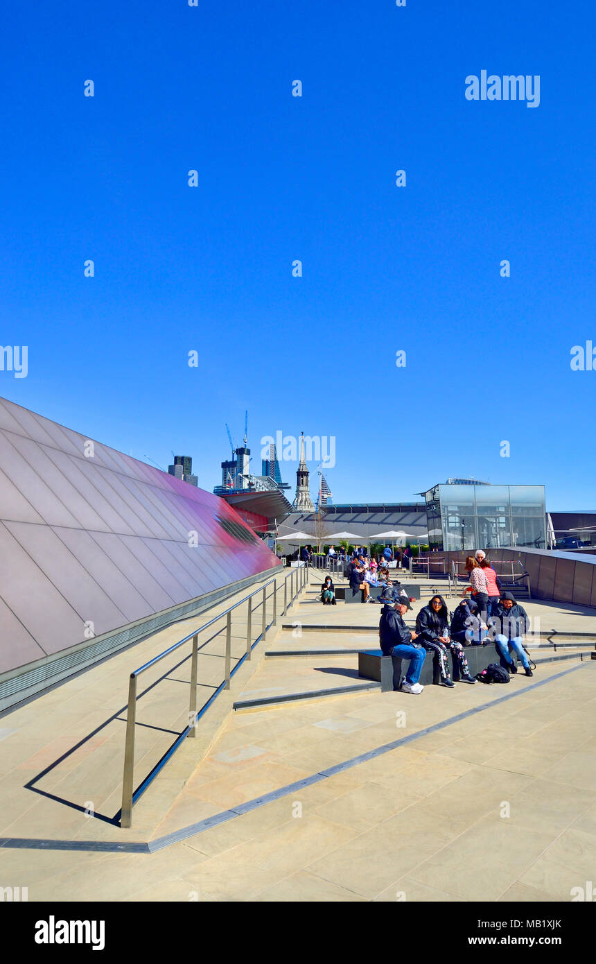 London, England, UK. Menschen entspannend auf das Dach eines neuen Change, in der Nähe von St Paul's Cathedral Stockfoto