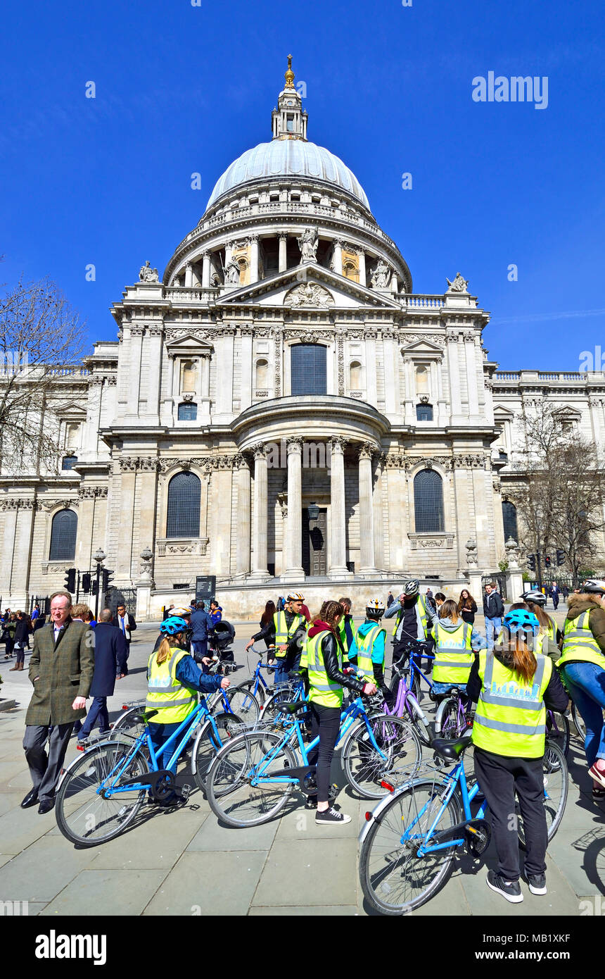 London, England, UK. Kinder- Radtour in der St. Paul's Cathedral Stockfoto