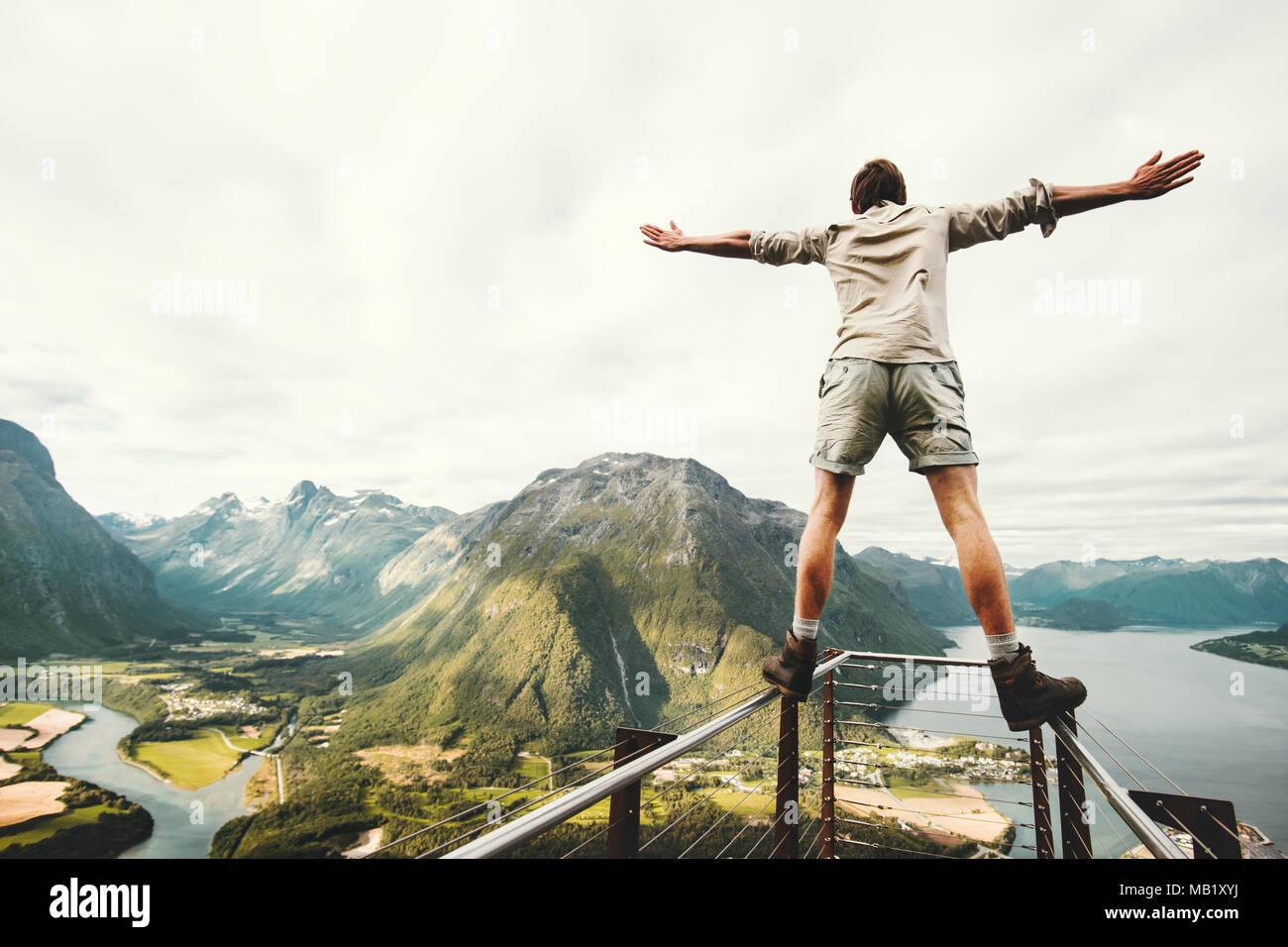 Mann erhobenen Händen balancieren am Rande in Norwegen Bergen Reisen lifestyle Risiko Konzept Aktiv Sommer Ferien gerne verrückte Touristen genießen landscap Stockfoto