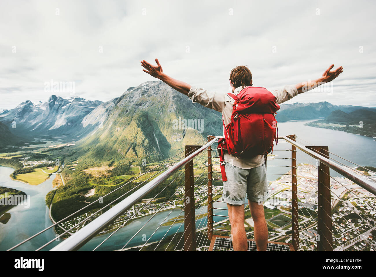 Glückliche Menschen erhobenen Händen genießen Antenne Berge Landschaft Reisen Lifestyle Abenteuer Ferien erfolg Emotionen in Norwegen Reisende mit Rucksack stan Stockfoto