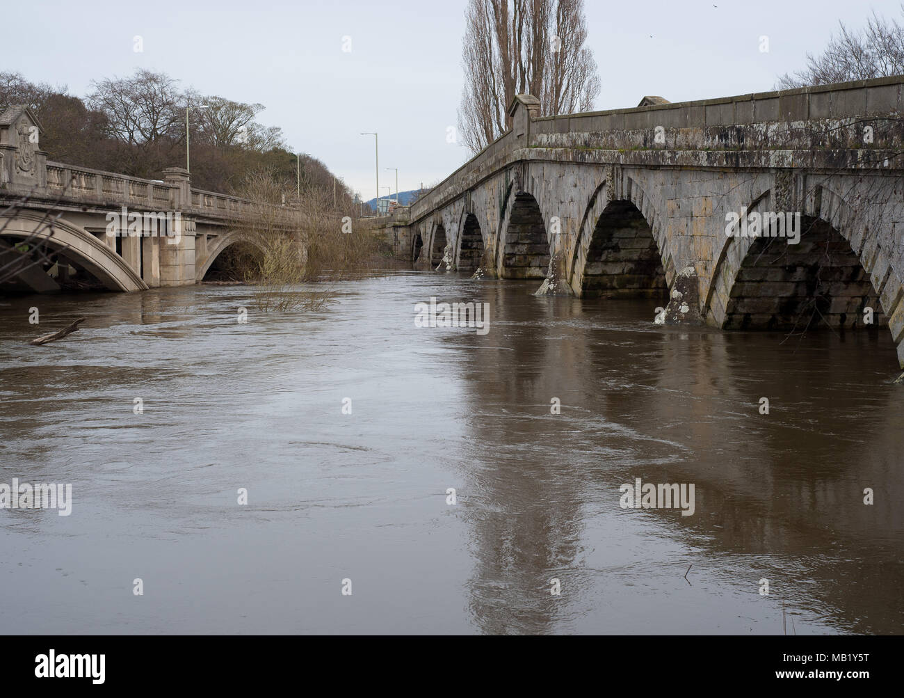 Historische Brücke aus dem 18. und 20. jahrhundert Straße Brücke an Atcham, Shropshire, England über überfluteten Fluss Severn im Frühling Stockfoto