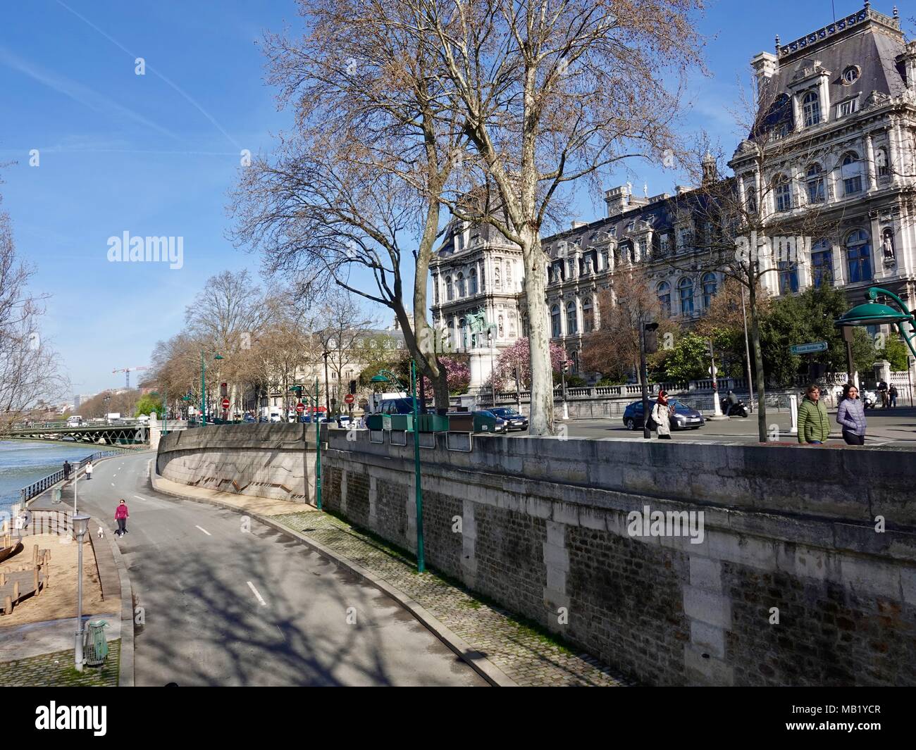 Hôtel de Ville, mit Blick auf den Park Rives de Seine auf dem rechten Ufer, Rive Gauche in kühlen, Wetter im Frühling mit Menschen, Paris, Frankreich Stockfoto