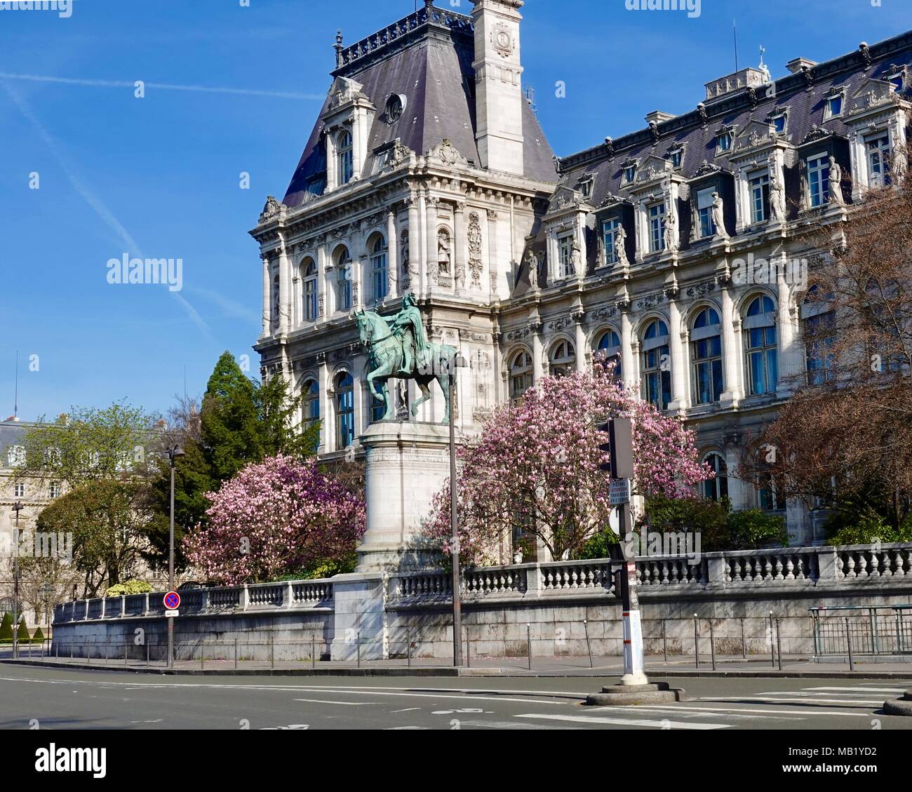 Reiterstandbild von Etienne Marcel, ehemaliger Bürgermeister (provost) von Paris auf der Südseite des Hotel de Ville, im Frühling. Paris, Frankreich Stockfoto
