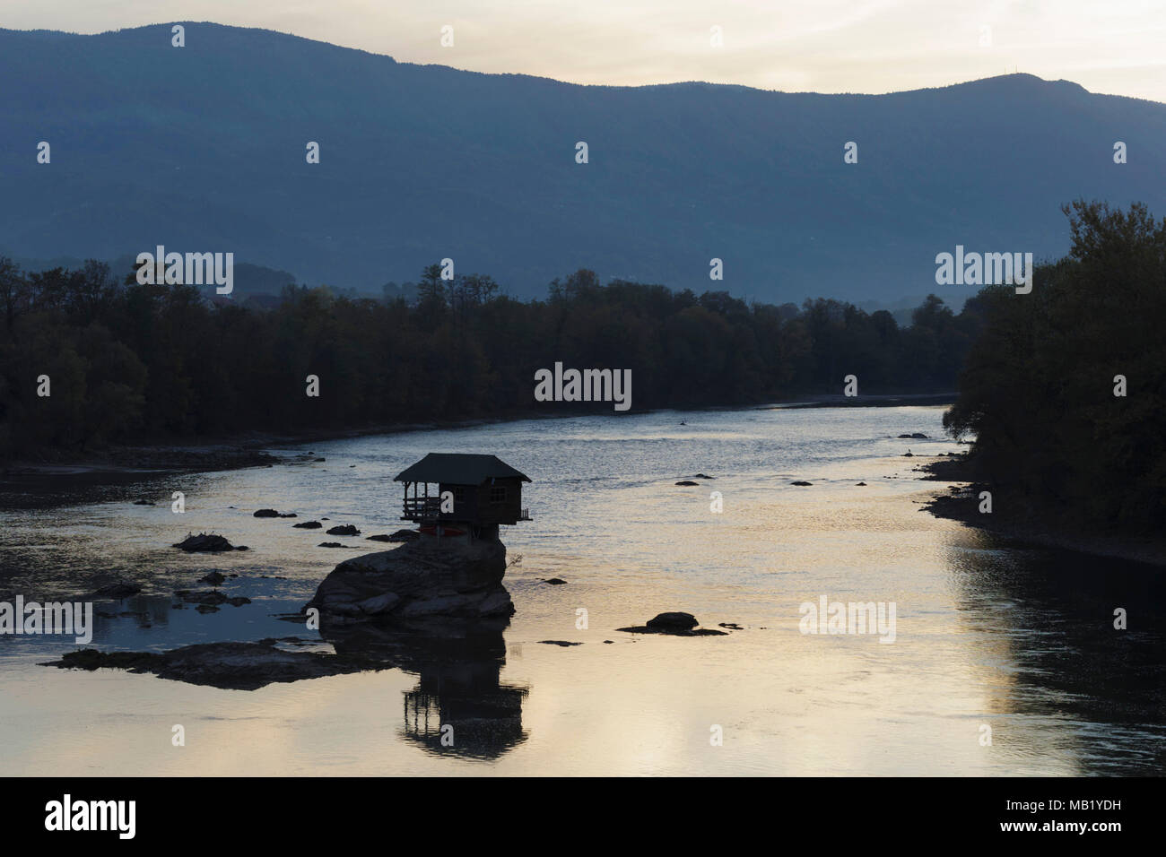 Das Haus am Fluss Drina, bei Sonnenuntergang, Bajina Basta, Serbien, Oktober Stockfoto