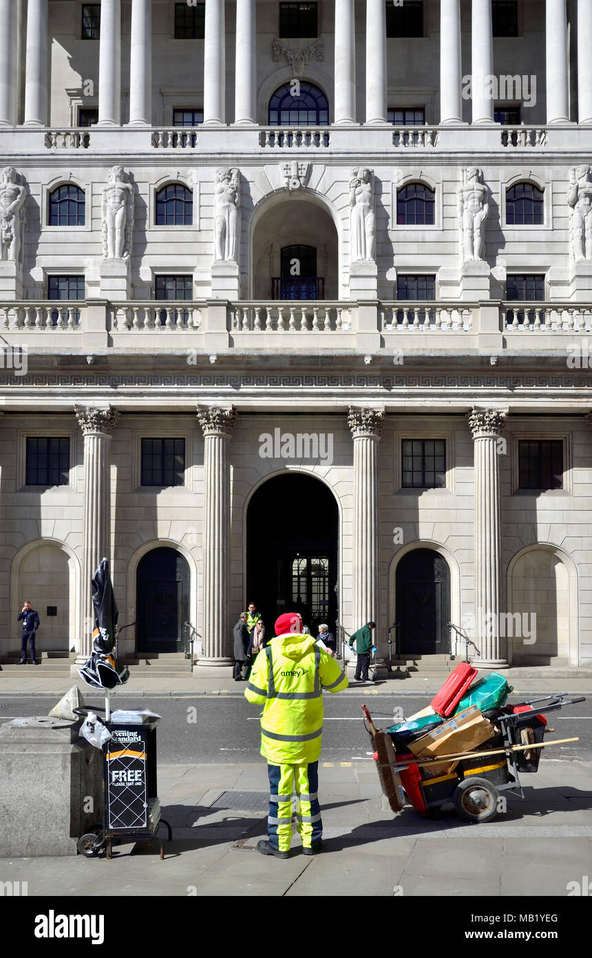 London, England, UK. Bank von England auf Threadneedle Street und Street cleaner in Hi Vis Jacke Stockfoto