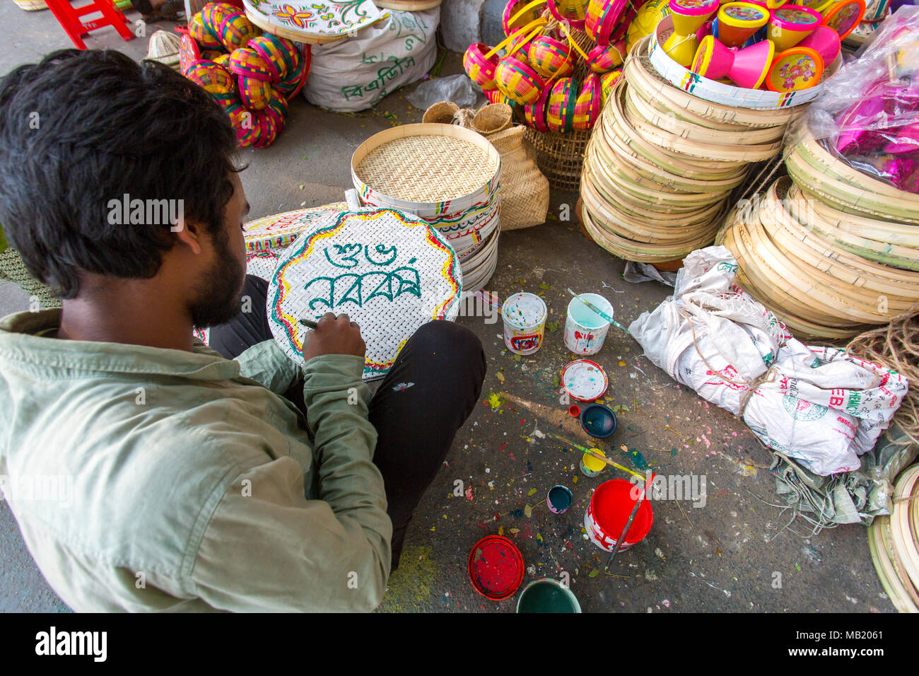 Dhaka, Bangladesch. 5 Apr, 2018. Der Universität von Dhaka Bildende Kunst (FFA) Student malt ein Wandbild zu bevorstehenden Bengali Neues Jahr 1425 in Dhaka feiern. Vorbereitungen für die Festlichkeiten Pahela Boishakh. Die Leute machen das Handwerk für die Feierlichkeiten. Pahela Boishakh (der erste Tag der Bangla Monat) können zurück zu den Ursprüngen während der Mughal Periode, als Kaiser Akbar der Bangla Kalender bei der Eintreibung der Steuern, während im Laufe der Zeit Teil der bengalischen Kultur und Tradition geworden rationalisieren eingeführt werden. Credit: Jahangir Alam Onuchcha/Alamy leben Nachrichten Stockfoto