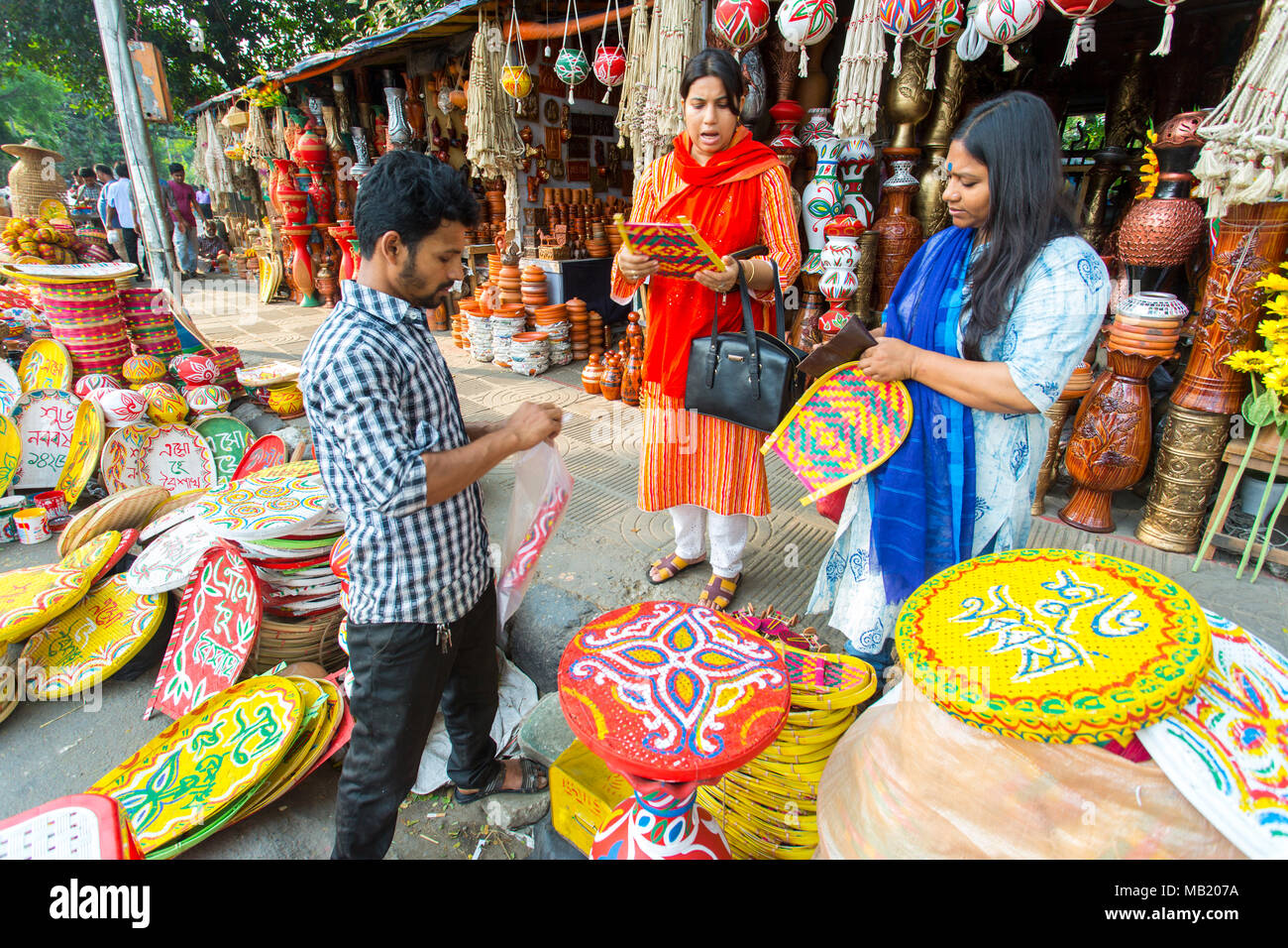 Dhaka, Bangladesch. 5 Apr, 2018. Der Universität von Dhaka Bildende Kunst (FFA) Student malt ein Wandbild zu bevorstehenden Bengali Neues Jahr 1425 in Dhaka feiern. Vorbereitungen für die Festlichkeiten Pahela Boishakh. Die Leute machen das Handwerk für die Feierlichkeiten. Pahela Boishakh (der erste Tag der Bangla Monat) können zurück zu den Ursprüngen während der Mughal Periode, als Kaiser Akbar der Bangla Kalender bei der Eintreibung der Steuern, während im Laufe der Zeit Teil der bengalischen Kultur und Tradition geworden rationalisieren eingeführt werden. Credit: Jahangir Alam Onuchcha/Alamy leben Nachrichten Stockfoto