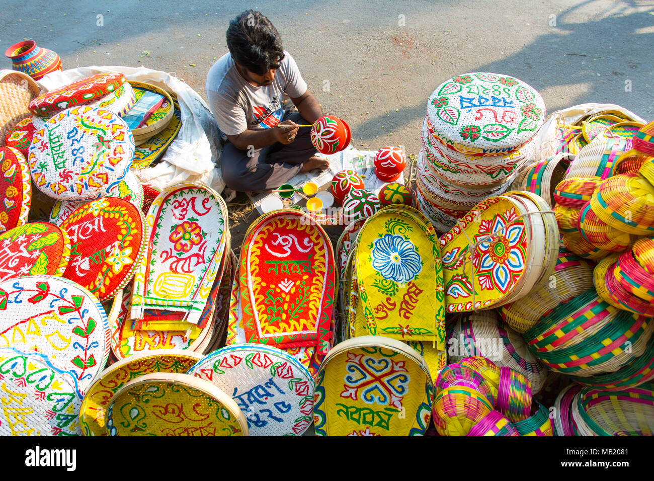 Dhaka, Bangladesch. 5 Apr, 2018. Der Universität von Dhaka Bildende Kunst (FFA) Student malt ein Wandbild zu bevorstehenden Bengali Neues Jahr 1425 in Dhaka feiern. Vorbereitungen für die Festlichkeiten Pahela Boishakh. Die Leute machen das Handwerk für die Feierlichkeiten. Pahela Boishakh (der erste Tag der Bangla Monat) können zurück zu den Ursprüngen während der Mughal Periode, als Kaiser Akbar der Bangla Kalender bei der Eintreibung der Steuern, während im Laufe der Zeit Teil der bengalischen Kultur und Tradition geworden rationalisieren eingeführt werden. Credit: Jahangir Alam Onuchcha/Alamy leben Nachrichten Stockfoto