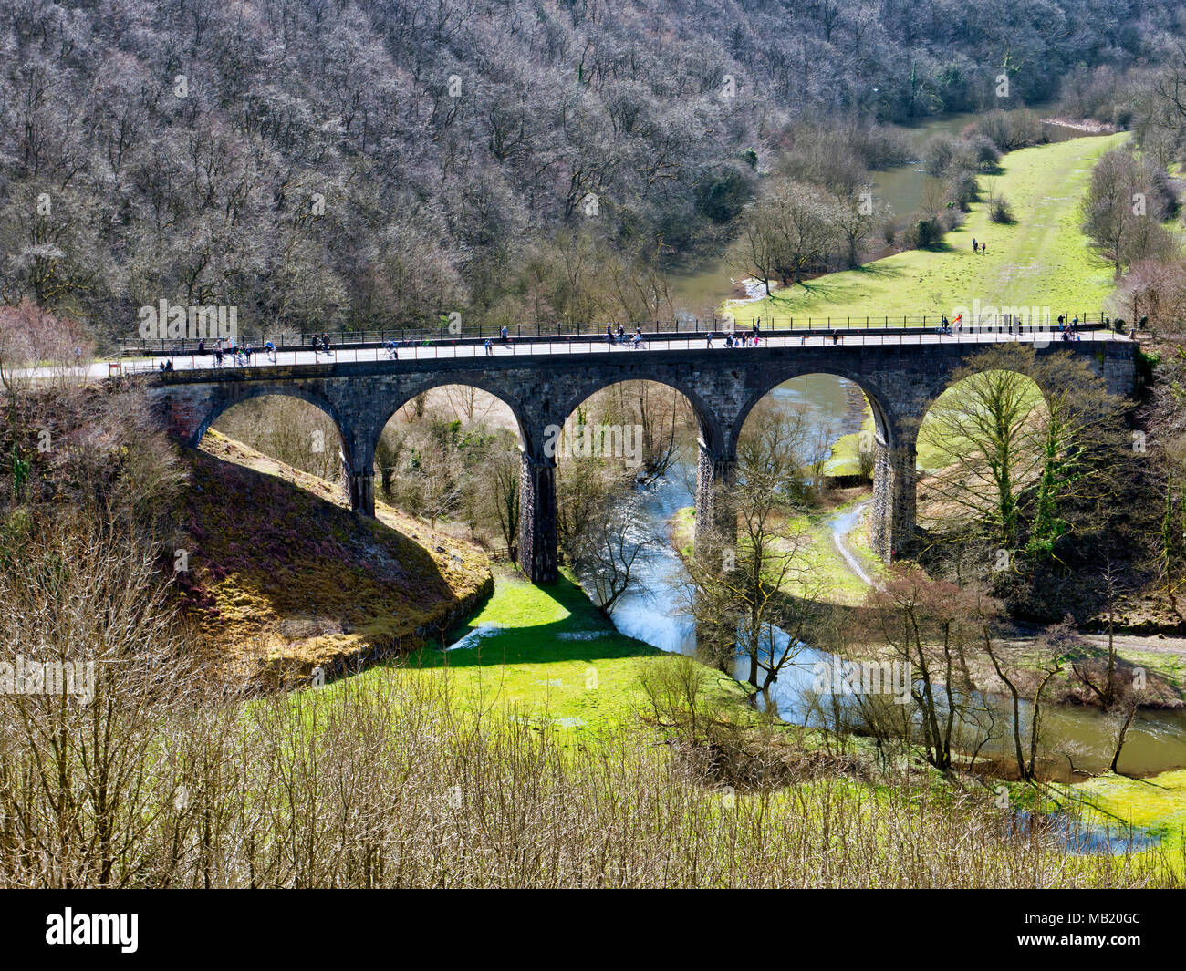 Peak District National Park. 5 Apr, 2018. UK Wetter: Besucher, Wanderer & Radfahrer Genießen der herrlichen Sonnenschein am Donnerstag nach dem nassen Ostern Bank Urlaub entlang der Monsal Trail in Monsal Kopf & Viadukt in der Nähe von Ashford auf dem Wasser & Bakewell im Peak District National Park Credit: Doug Blane/Alamy leben Nachrichten Stockfoto