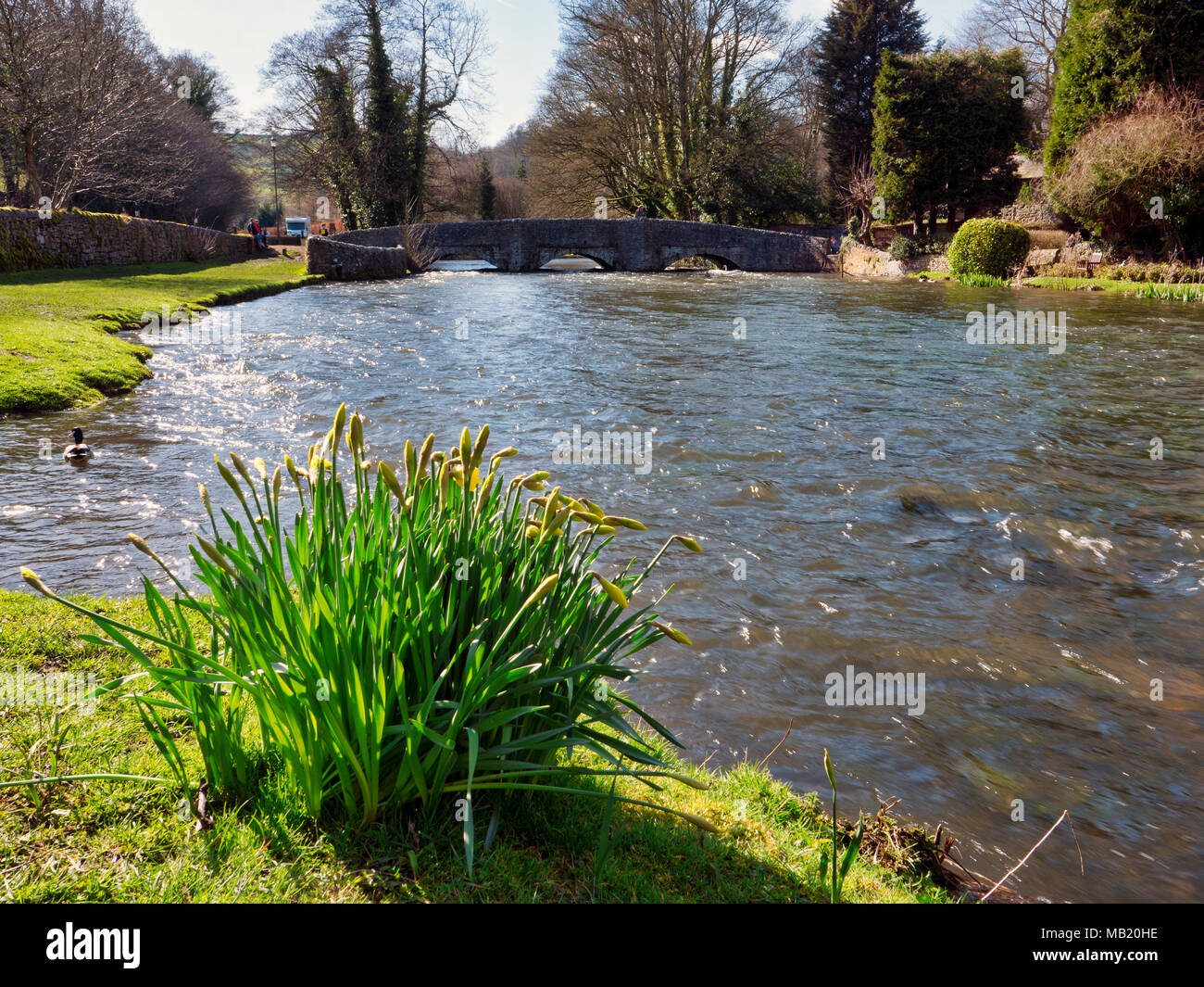 Peak District National Park. 5 Apr, 2018. UK Wetter: Besucher genießen den herrlichen Sonnenschein am Donnerstag nach dem nassen Ostern Feiertag Pause in Ashford auf dem Wasser, in der Nähe von Bakewell in der Peak District National Park Credit: Doug Blane/Alamy leben Nachrichten Stockfoto