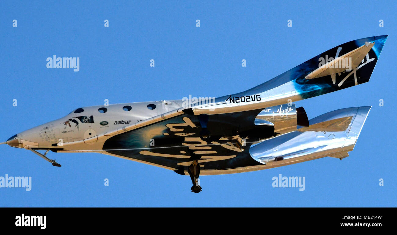 4-5-18. Mojave CA. Virgin Galactic schließt erste Rakete - Testflug powered Donnerstag. Jungfrau Galacticâ € ™ s Zweite pilotiert suborbitale Raumschiff seine erste Rakete mit eigener Stromversorgung Flug Donnerstag, dreieinhalb Jahre nach dem Verlust von einem früheren Modell bei einem Unfall, einem Test Pilot getötet und verletzt... zur Fähre zahlenden Weltraumtouristen und Forschung Nutzlasten von Raum, Jungfrau Galacticâ € ™ s SpaceShipTwo Fahrzeug in der Entwicklung wurde mehr als ein Jahrzehnt. Richard Branson, Gründer der Virgin Group, modelliert die SpaceShipTwo Design auf SpaceShipOne, eine kleinere Rakete Fläche. Stockfoto