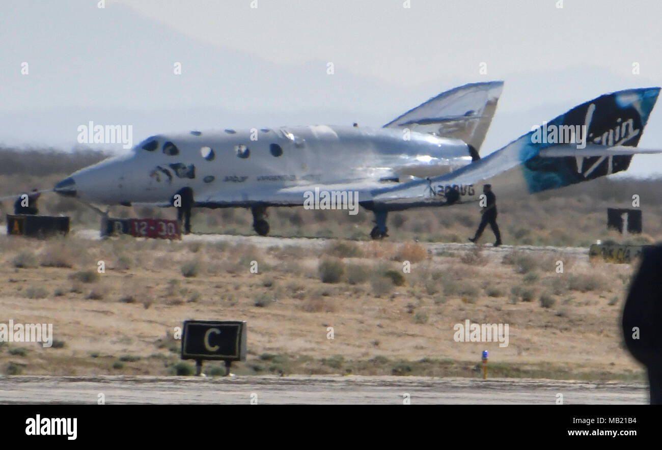 Mojave, Kalifornien, USA. 5 Apr, 2018. Virgin Galactic's zweite pilotiert  suborbitale Raumschiff seine erste Rakete - angetriebene Testflug,  dreieinhalb Jahre nach dem Verlust von einem früheren Modell bei einem  Unfall, einem Test