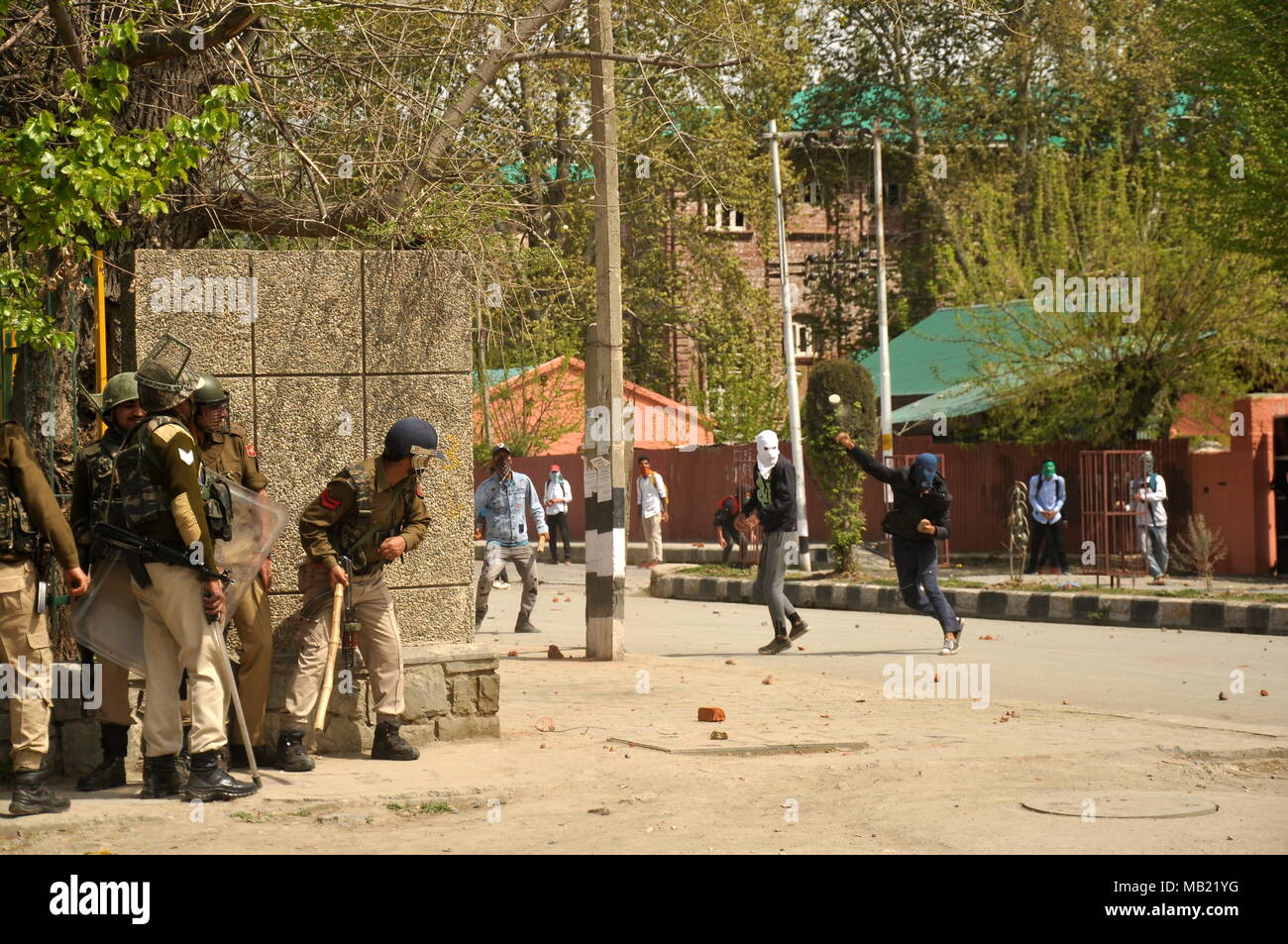 Schwere Stein bewerfen brach zwischen den Studenten und den Streitkräften der Regierung außerhalb Amar Singh college Srinagar auf April 05,2018. Studenten aus verschiedenen Hochschulen von Srinagar aus Protest gegen die jüngsten Tötungen einschließlich der Rebellen und Zivilisten durch die Regierungstruppen im Süden Kaschmir Shopian Bezirk auf April 01,2018. Stockfoto