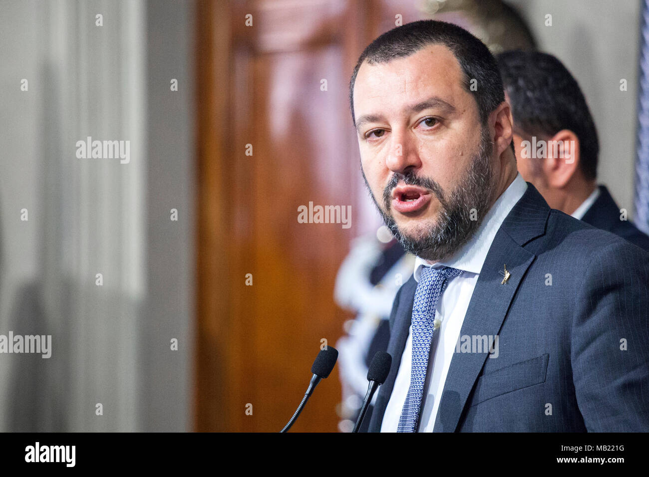 Rom, Italien. 5. April 2018. Matteo Salvini, der Führer der Euroskeptischer Partei Liga, spricht während einer Pressekonferenz nach einem Treffen mit italienischen Präsidenten Sergio mattarella an der Quirinale Palast Credit: Sara De Marco/Alamy leben Nachrichten Stockfoto