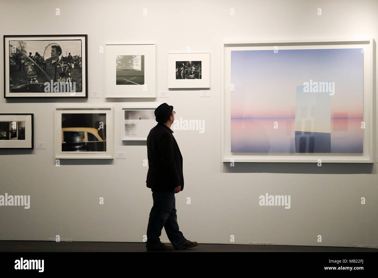 New York, USA. 5 Apr, 2018. Ein Besucher schaut Fotografie arbeitet bei AIPAD (Vereinigung der Internationalen Fotografie Kunst Händler) der Fotografie Show in New York, USA, am 5. April 2018. Die 38. Ausgabe der Fotografie zeigen ist von April 5. bis 8. April statt. Rund 100 der führenden Fine Art Fotografie Galerien der Welt präsentieren eine ganze Palette von Museum - Qualität der Arbeit einschließlich der Moderne und des 19. Jahrhunderts Fotografien, sowie Foto-basierte Kunst, Video und neue Medien. Credit: Wang Ying/Xinhua/Alamy leben Nachrichten Stockfoto