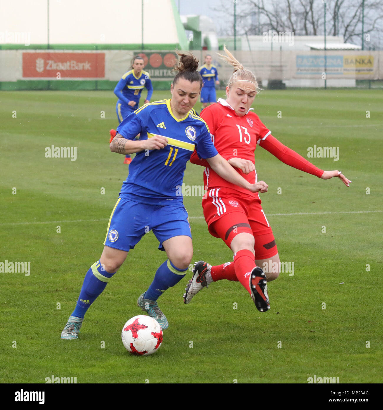 Zenica, Bosnien und Herzegowina. 5 Apr, 2018. Lidija Kulis (L) von Bosnien und Herzegowina (BiH) Mias mit Anna Belomyttseva in Russland während der FIFA Frauen-WM-Qualifikation Gruppe 1 Übereinstimmung zwischen Bosnien und Herzegowina und Russland auf FF BH Fußball Training Center in Zenica, Bosnien und Herzegowina, am 5. April 2018. Credit: Haris Memija/Xinhua/Alamy leben Nachrichten Stockfoto