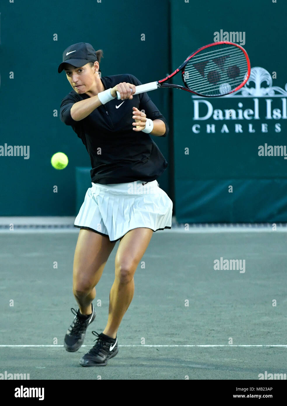 Charleston, South Carolina, USA. 5 Apr, 2018. Caroline Garcia (FRA) split Sets mit Alize Cornet (FRA) 7-5, 1-6, an den Volvo Auto Öffnen am Familie Kreis Tennis Center in Charleston, South Carolina gespielt wird. © Leslie Billman/Tennisclix/CSM/Alamy leben Nachrichten Stockfoto