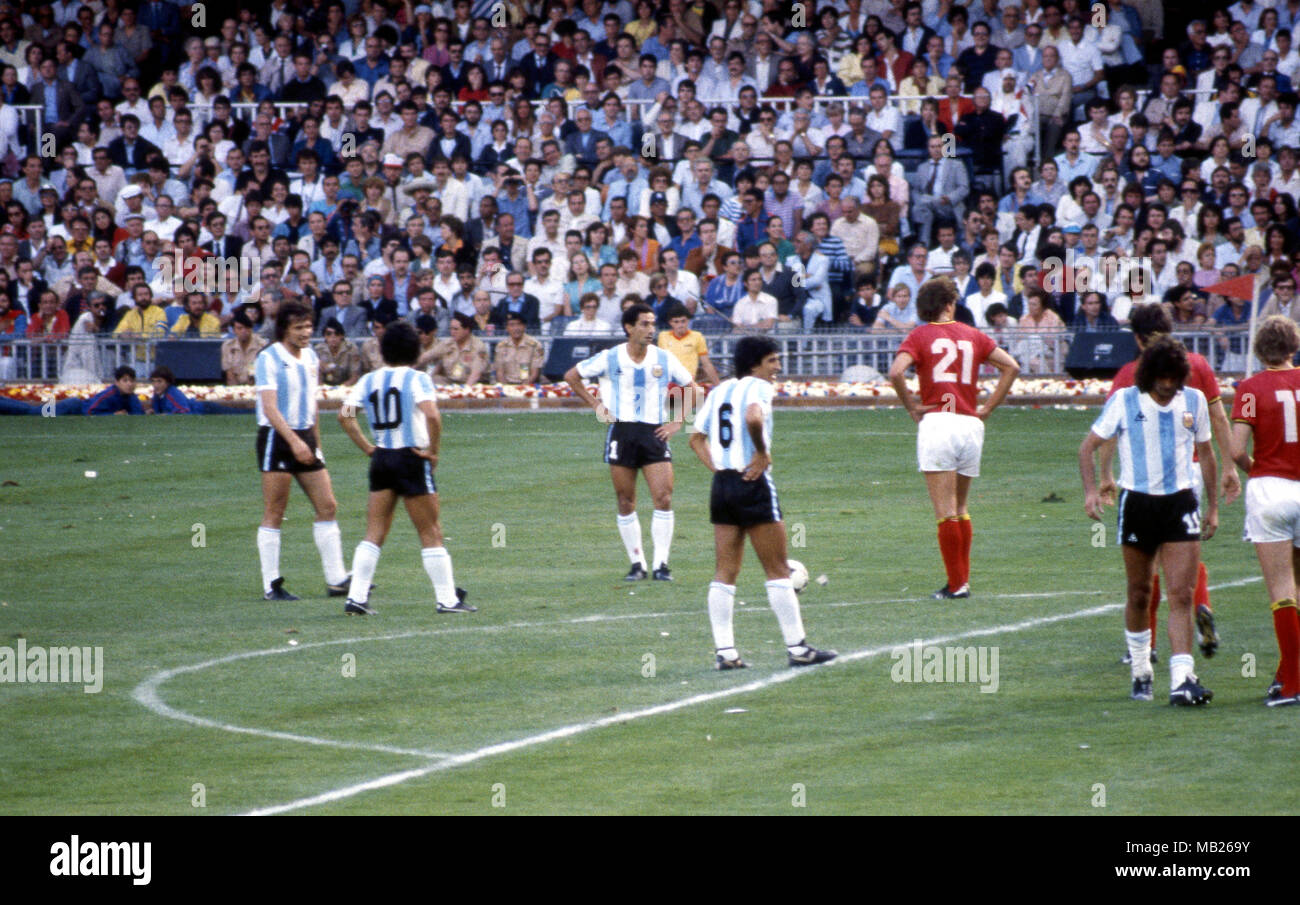 FIFA WM-Espana 1982 (Spanien 1982) 13.6.1982, Camp Nou, Barcelona. FIFA WM 1982 - Eröffnungsspiel (Gropup 3) Argentinien gegen Belgien. Daniel Bertoni, Diego Maradona Osvaldo Ardiles & Ram Dz (Argentinien) Vorbereitung einer Freistoß zu nehmen. Stockfoto