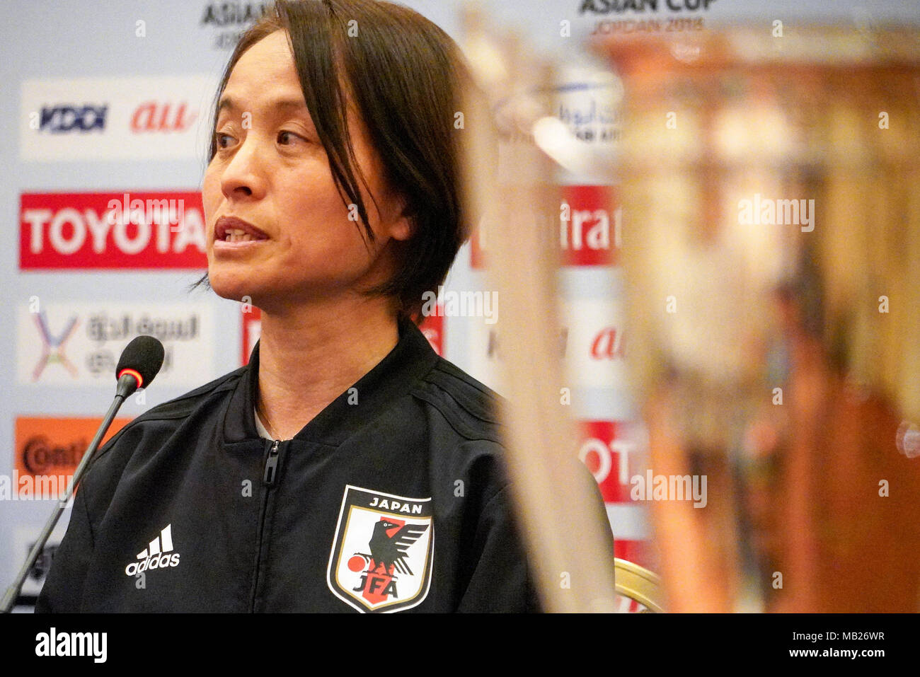 Amman, Jordanien. 6 Apr, 2018. Asako Takakura, Head Coach der japanischen Frauen Football Team, besucht eine Pressekonferenz vor dem Spiel zwischen Japan und Vietnam an AFC Women's Asian Cup 2018 in Amman, Jordanien, am 6. April 2018. Credit: Lin Xiaowei/Xinhua/Alamy leben Nachrichten Stockfoto