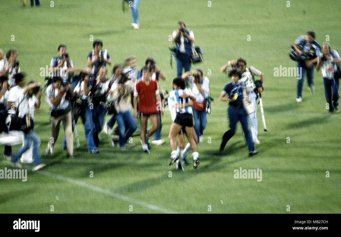 FIFA WM-Espana 1982 (Spanien 1982) 18.06.1982, Estadio José Rico Pérez, Alicante. FIFA Fußball-Weltmeisterschaft 1982, Gruppe 3: Argentinien v Ungarn. Fotografen auf die Tonhöhe als Argentinien feiern eine 4-1 gewinnen, in der Mitte Diego Maradona. Stockfoto