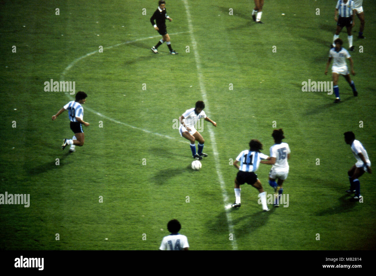FIFA WM-Espana 1982 (Spanien 1982) 23.06.1982, Estadio José Rico Pérez, Alicante. FIFA Fußball-Weltmeisterschaft 1982, Gruppe 3: Argentinien v El Salvador. Diego Maradona (Argentinien) versucht einen Pass Mario Kempes (11), El Salvador pack ihre Verteidigung. Stockfoto