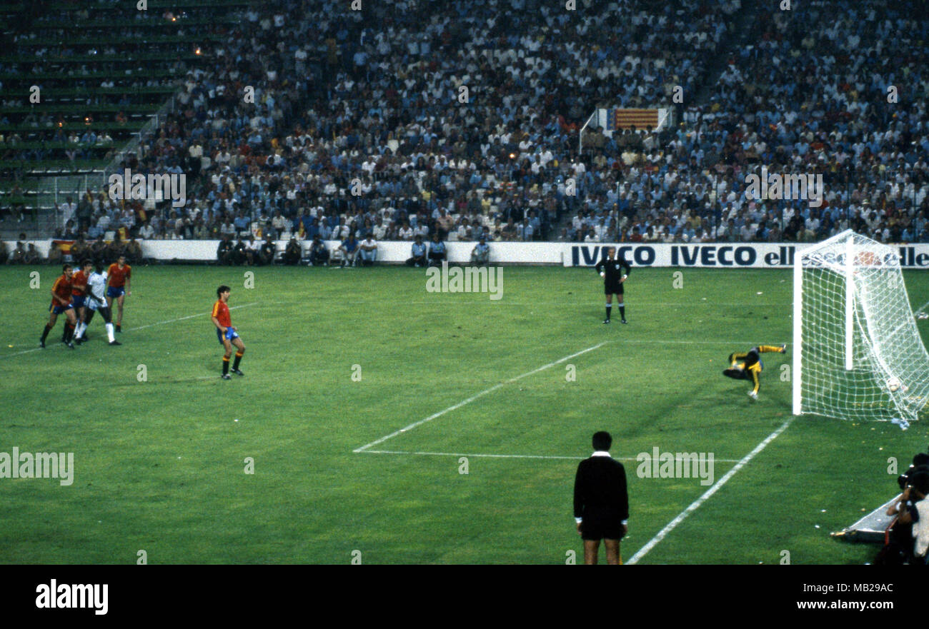 FIFA WM-Espana 1982 (Spanien 1982) 16.06.1982, Estadio Luis Casanova, Valencia. FIFA Fußball-Weltmeisterschaft 1982, Gruppe 5: Spanien gegen Honduras. Roberto Lez Taño Kerben für Spanien vom Elfmeterpunkt schlagenden Julio Auto Arzu in der honduranischen Ziel. Stockfoto