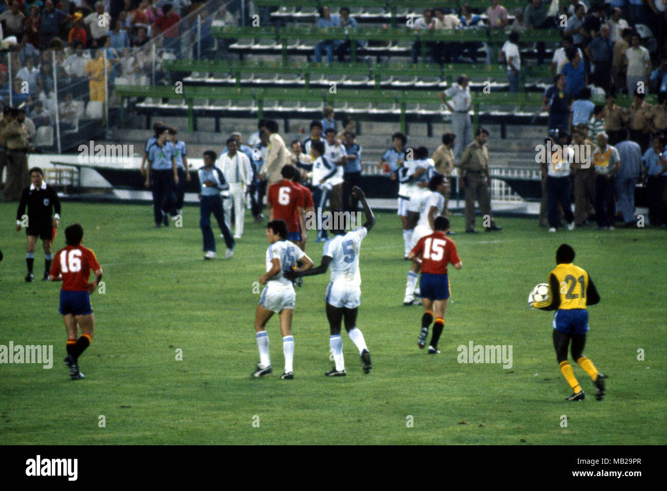 FIFA WM-Espana 1982 (Spanien 1982) 16.06.1982, Estadio Luis Casanova, Valencia. FIFA Fußball-Weltmeisterschaft 1982, Gruppe 5: Spanien gegen Honduras. Honduras feiern die 1-1 Draw als am Ende das Match gewinnen. In der Mitte scorer Htor Zelaya (15) und Allan Teure (5). Torhüter Julio Auto Arzu trägt den Matchball. Stockfoto