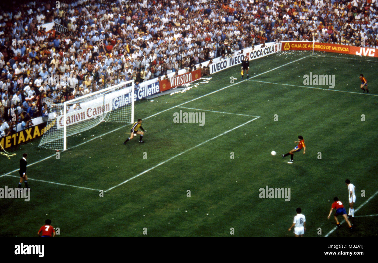 FIFA WM-Espana 1982 (Spanien 1982) 20.06.1982, Estadio Luis Casanova, Valencia. FIFA Fußball-Weltmeisterschaft 1982, Gruppe 5: Spanien gegen Jugoslawien. Dragan Pantelic in der Jugoslawien Ziel speichert die Strafe von Spaniens Roberto Lez Taño. Stockfoto