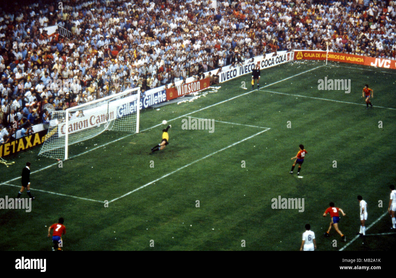 FIFA WM-Espana 1982 (Spanien 1982) 20.06.1982, Estadio Luis Casanova, Valencia. FIFA Fußball-Weltmeisterschaft 1982, Gruppe 5: Spanien gegen Jugoslawien. Dragan Pantelic in der Jugoslawien Ziel speichert die Strafe von Spaniens Roberto Lez Taño. Stockfoto