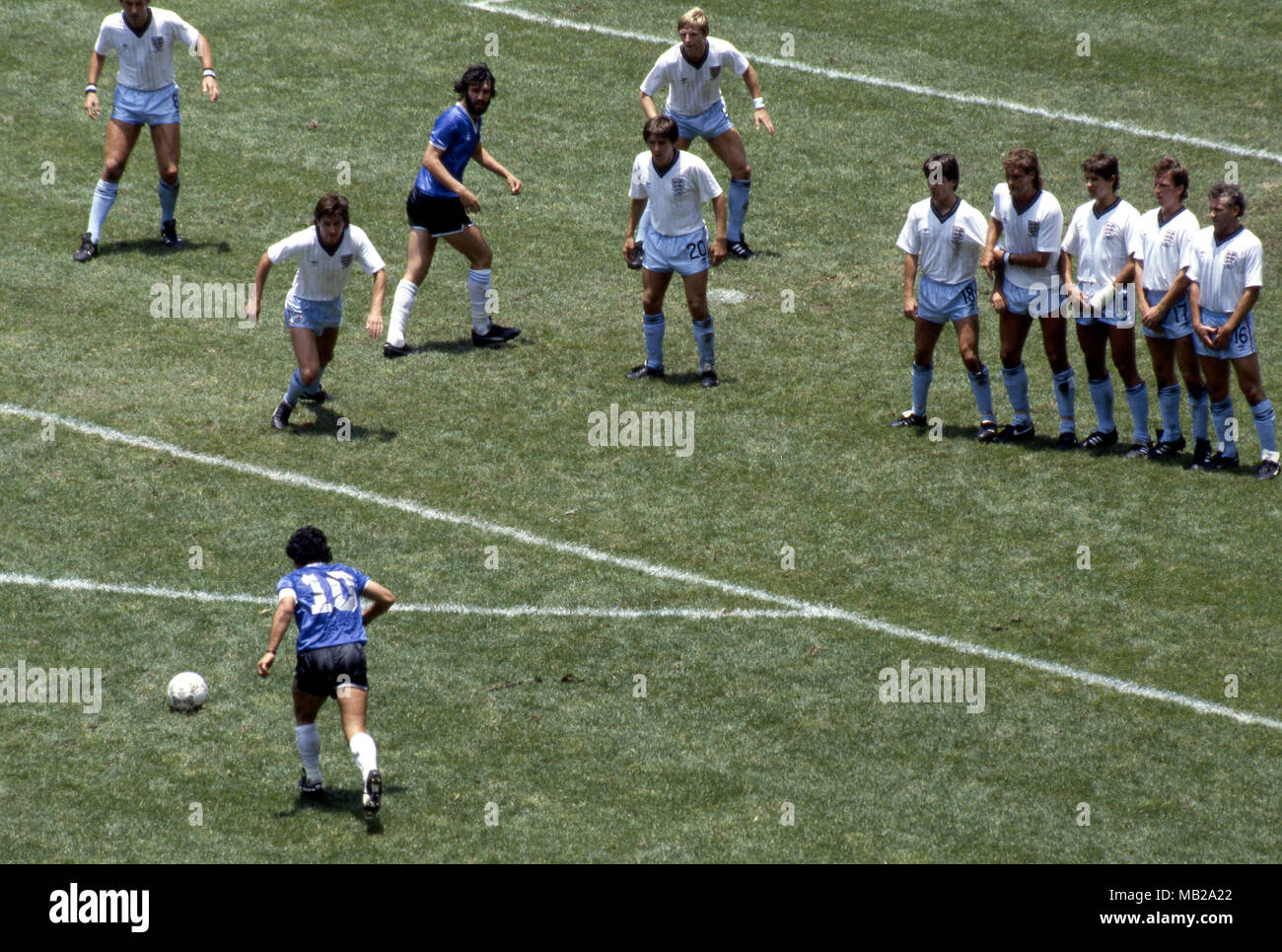 FIFA WM - Mexiko 1986 22.6.1986, Estadio Azteca, Mexico, D.F. Viertelfinale Argentina v England. Diego Maradona (Argentinien), einen freistoß. Sergio Batista ist zwischen England's Terry Butcher, Terry Fenwick, Peter Beardsley & Gary Stevens. An der Wand Steve Hodge, Glenn Hoddle, Gary Lineker, Trevor Steven & Peter Reid. Stockfoto