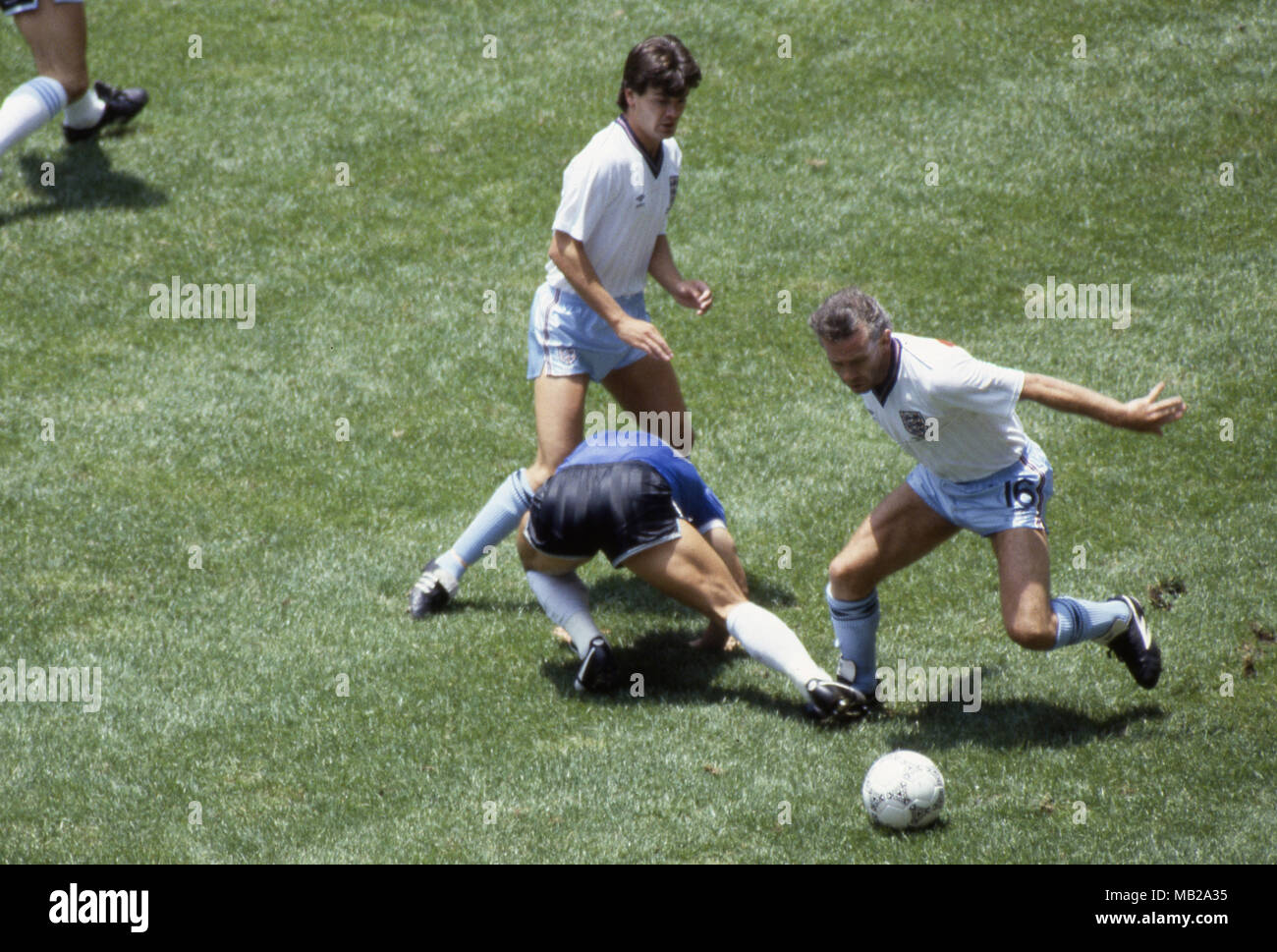 FIFA WM - Mexiko 1986 22.6.1986, Estadio Azteca, Mexico, D.F. Viertelfinale Argentina v England. Diego Maradona (Argentinien) v Peter Reid (16-England) und Steve Hodge. Stockfoto