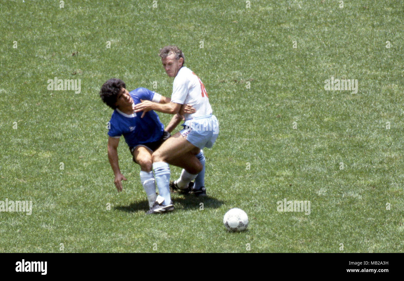 FIFA WM - Mexiko 1986 22.6.1986, Estadio Azteca, Mexico, D.F. Viertelfinale Argentina v England. Diego Maradona (Argentinien) v Peter Reid (England). Stockfoto
