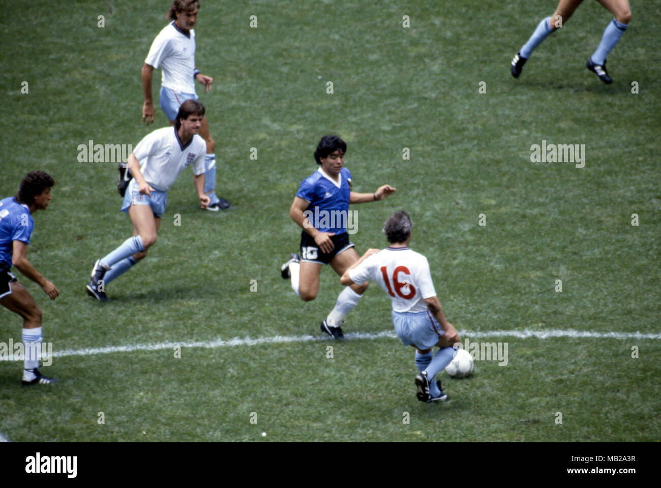 FIFA WM - Mexiko 1986 22.6.1986, Estadio Azteca, Mexico, D.F. Viertelfinale Argentina v England. Diego Maradona (Argentinien) v Peter Reid (16-England). Auf der linken Seite Terry Fenwick & Glenn Hoddle. Stockfoto