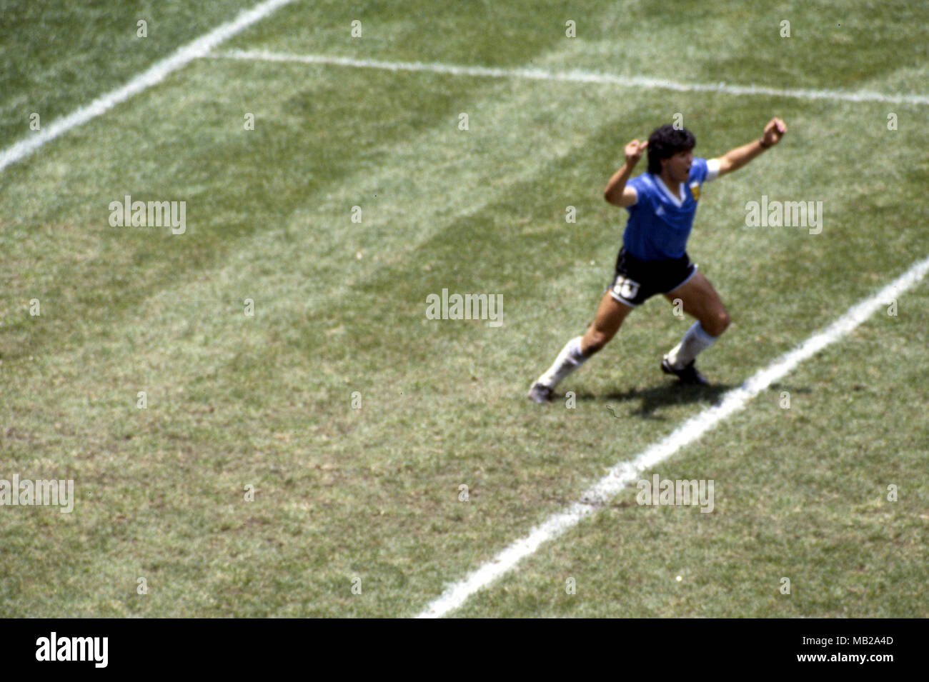 FIFA WM - Mexiko 1986 22.6.1986, Estadio Azteca, Mexico, D.F. Viertelfinale Argentina v England. Diego Maradona hat die berühmten "Hand Gottes" Tor und beginnt zu feiern. Stockfoto