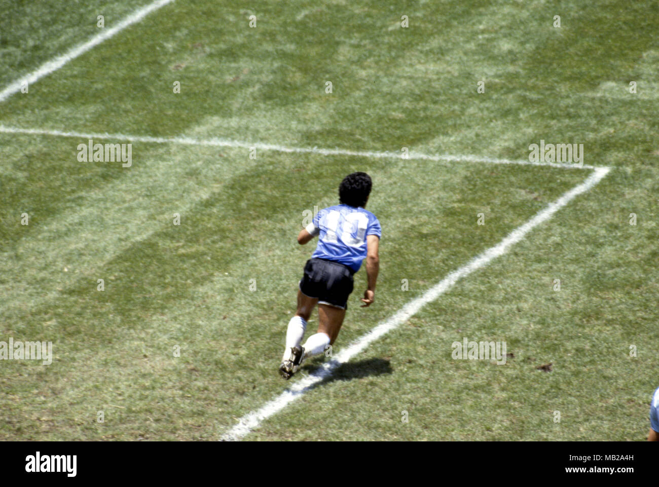 FIFA WM - Mexiko 1986 22.6.1986, Estadio Azteca, Mexico, D.F. Viertelfinale Argentina v England. Diego Maradona hat die berühmten "Hand Gottes" Tor und beginnt zu feiern. Stockfoto