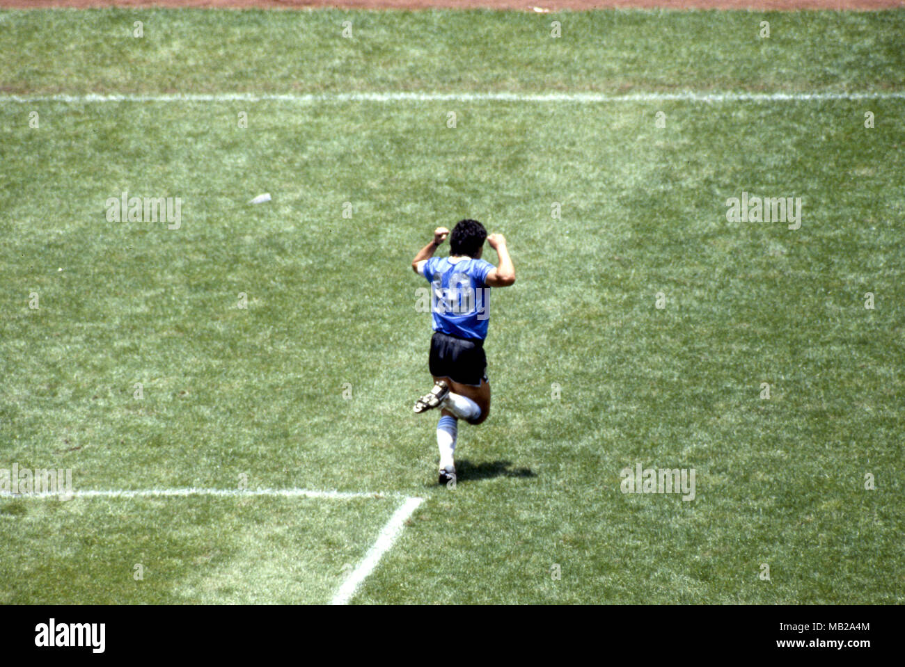 FIFA WM - Mexiko 1986 22.6.1986, Estadio Azteca, Mexico, D.F. Viertelfinale Argentina v England. Diego Maradona feiert nach dem Scoring der berühmte "Hand Gottes" Ziel. Stockfoto