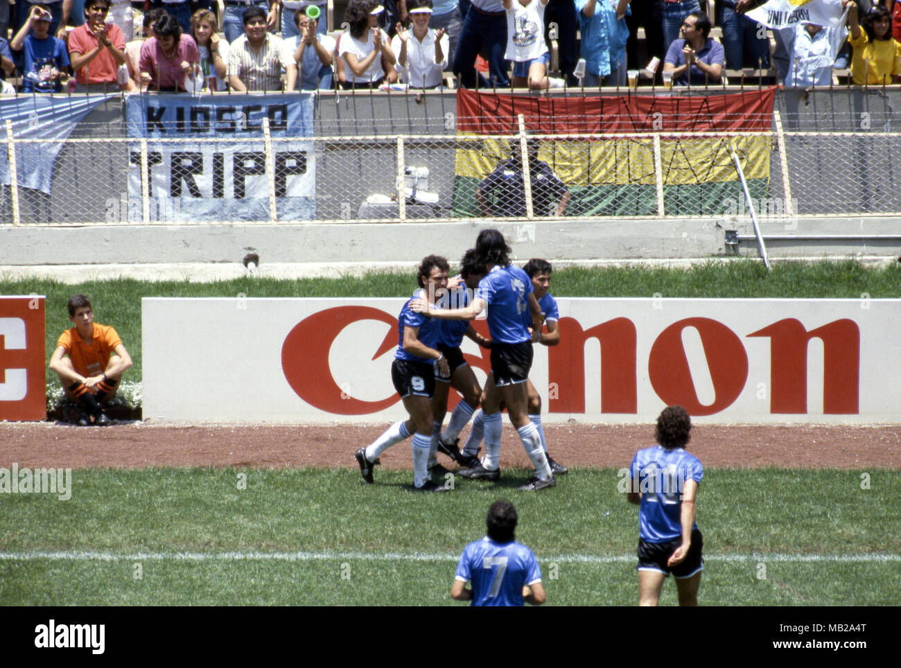 FIFA WM - Mexiko 1986 22.6.1986, Estadio Azteca, Mexico, D.F. Viertelfinale Argentina v England. Diego Maradona feiert nach dem Scoring der berühmte "Hand Gottes" Ziel. Mit ihm sind Jos Luis Cuciuffo (9), Sergio Batista & Julio Olarticoechea. Stockfoto