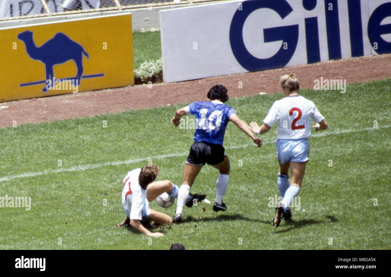 FIFA WM - Mexiko 1986 22.6.1986, Estadio Azteca, Mexico, D.F. Viertelfinale Argentina v England. Diego Maradona (Argentinien) v Trevor Steven & Gary Stevens (England). Stockfoto