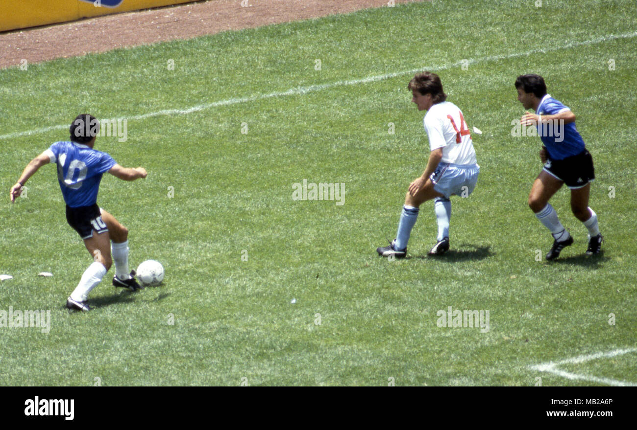 FIFA WM - Mexiko 1986 22.6.1986, Estadio Azteca, Mexico, D.F. Viertelfinale Argentina v England. Diego Maradona (Argentinien) v Terry Fenwick (England), auf der rechten Julio Olarticoechea. Stockfoto