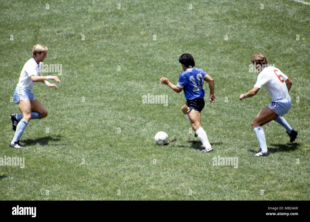 FIFA WM - Mexiko 1986 22.6.1986, Estadio Azteca, Mexico, D.F. Viertelfinale Argentina v England. Diego Maradona (Argentinien) v Gary Stevens (England) & Terry Butcher (6). Stockfoto