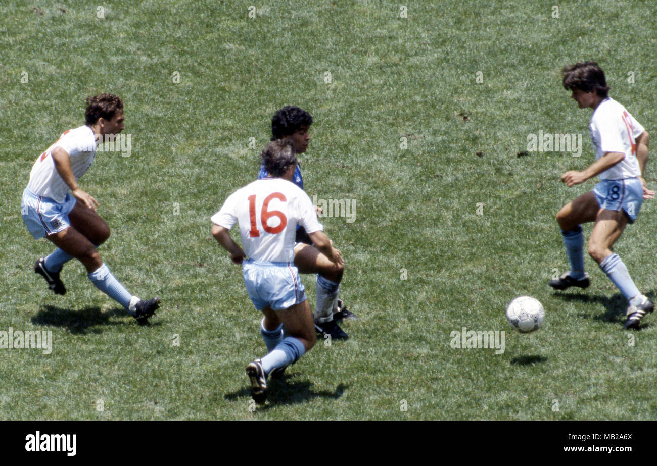 FIFA WM - Mexiko 1986 22.6.1986, Estadio Azteca, Mexico, D.F. Viertelfinale Argentina v England. Diego Maradona (Argentinien) v Kenny Sansom (England), Peter Reid (16) und Steve Hodge. Stockfoto